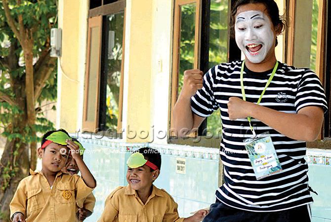 Tur ke Kota-Kota, Dongengi 1.000 Siswa dengan Pantomim