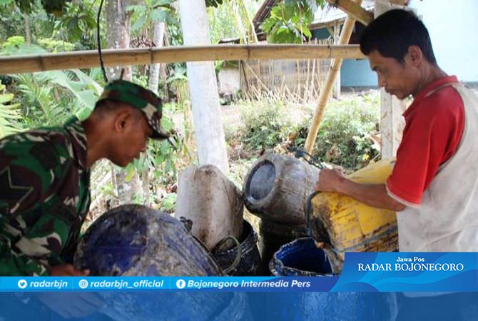 Getah Pinus Petani Seharga Tiga Ribu Enam Ratus Per Kilogram