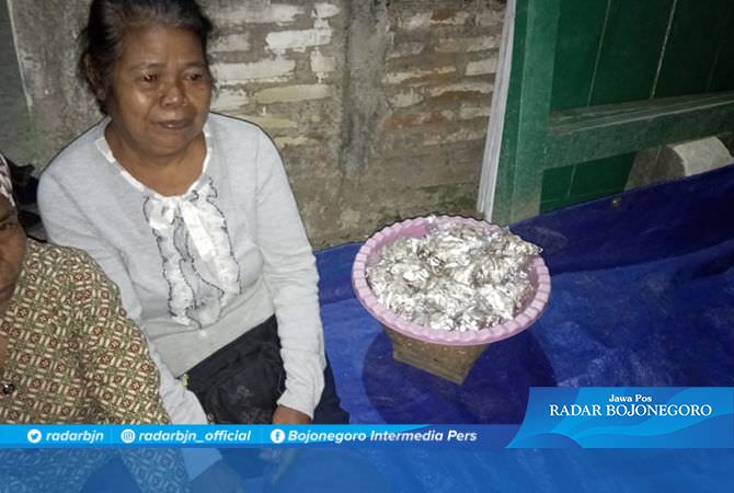 Kais Rejeki dengan Jualan Kacang pada Nobar TMMD 106 Kodim Cilacap