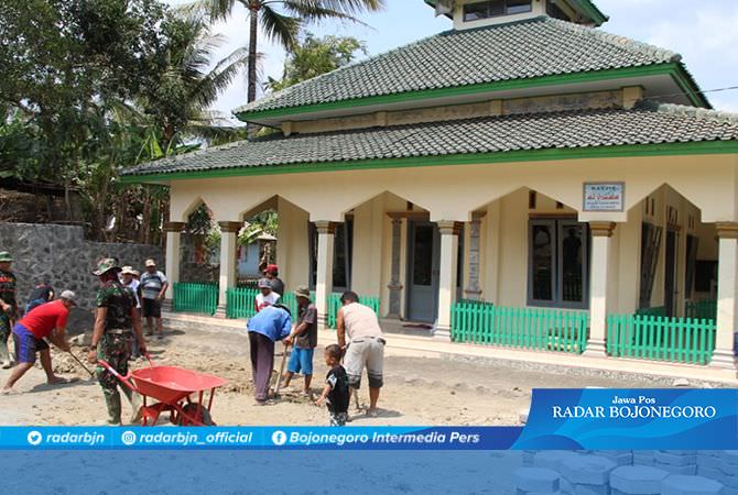 Kerja Bakti Bersihkan Halaman Masjid Al Huda