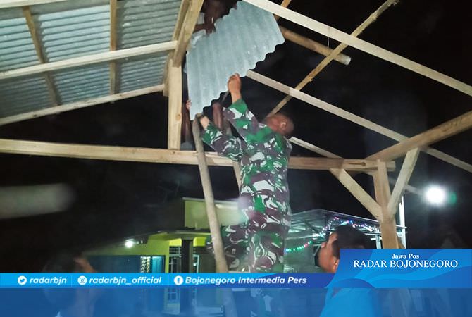 Malam Hari, Kerja Bakti Bangun Atap untuk Lapangan Tenis Meja