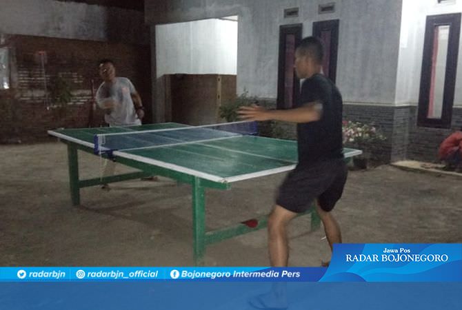 Manfaatkan Waktu Luang, Satgas TMMD Bermain Tenis Meja