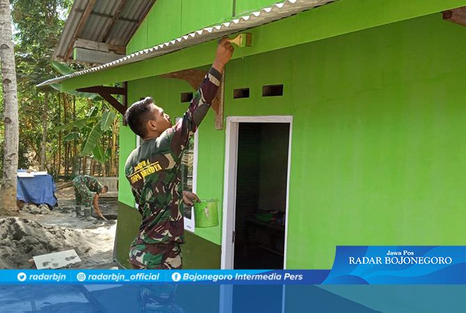 Prada Iqbal Kerjakan Pengecatan Resplang Rumah Sunarja Rastam