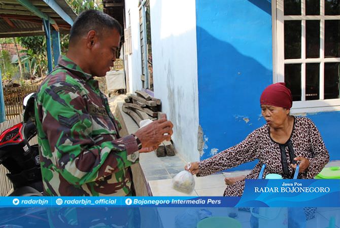 Rejeki Nomplok, Sertu Jumadi Dapat Sebungkus Sayur dari Bu Sarwini