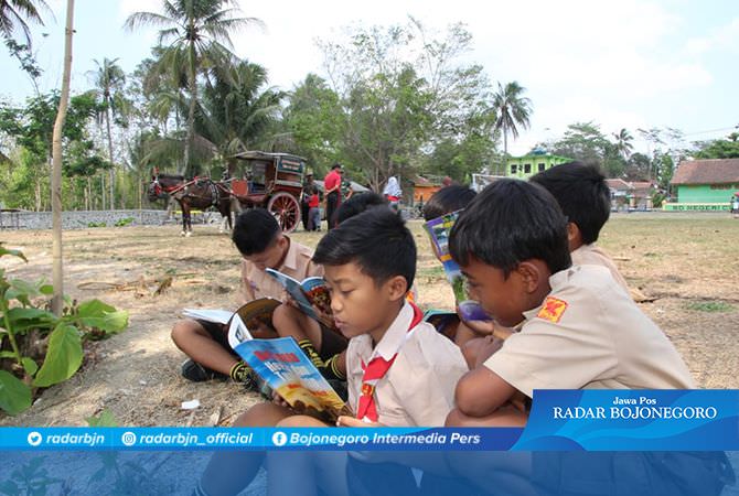 Rizki Tampak Asik Sedang Membaca Buku Dari Perpus Kodim 0703 Cilacap