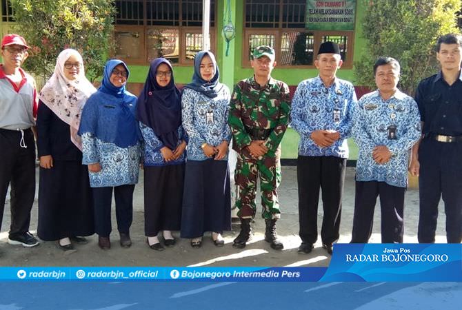 Sertu Mulyono Diajak Foto Bareng Guru-Guru SD