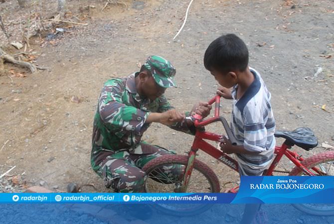 Merengek kepada Serka Sodirin Ingin Bersepeda di Jalan Aspal Baru