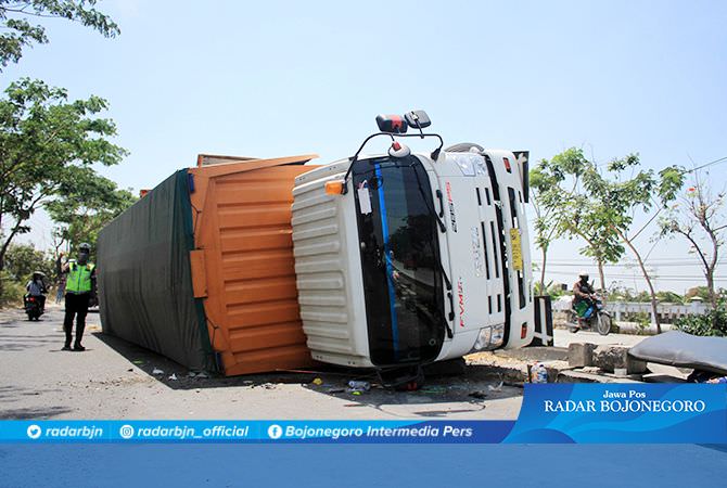 Truk Terguling Timbulkan Kemacetan