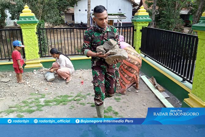 Warga bersama Satgas TMMD Bersihkan Lingkungan Masjid Al Mukhlisin