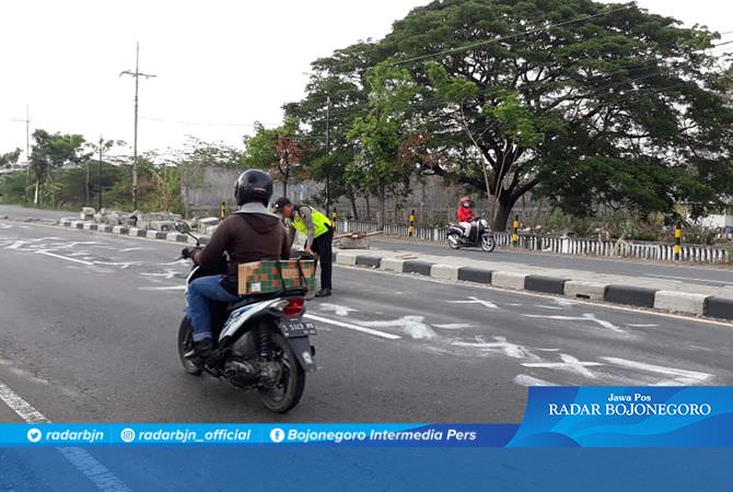 Akibat Jalan Bergelombang Motor Oleng, Disundul Truk, Satu Tewas
