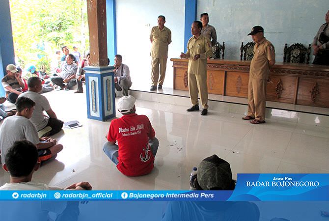 Pajak Bumi dan Bangunan Ditilap, Warga Desa Pacul Geruduk Balai Desa