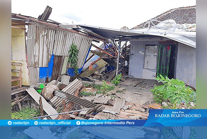 Angin Robohkan Rumah - Warung 