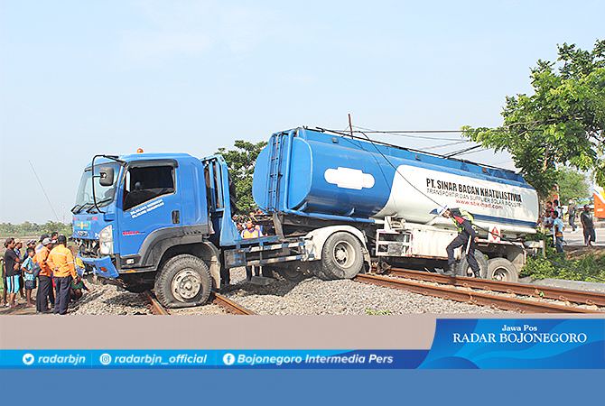 Sopir Ngantuk, Truk Tangki Halangi Dua Rel 