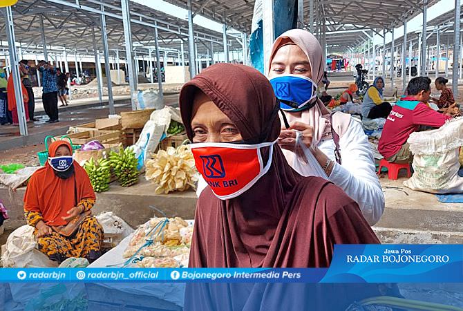 BRI Bagi Satu Juta Masker untuk Pedagang Pasar