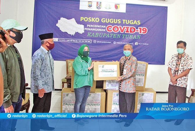 Iya Juwita Bantu APD Gugus Tugas Kabupaten Tuban