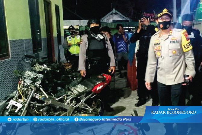 Dilempari Batu, Rumah dan Warung Dirusak Rombongan Konvoi