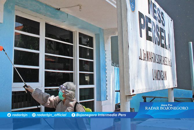 Jelang Kedatangan Pemain, Mess Persela Disemprot Disinfektan
