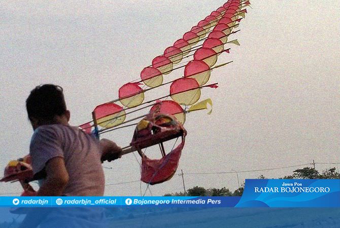 Melihat Anak-Anak Menarik Layang-Layang Naga Sepanjang 100 Meter