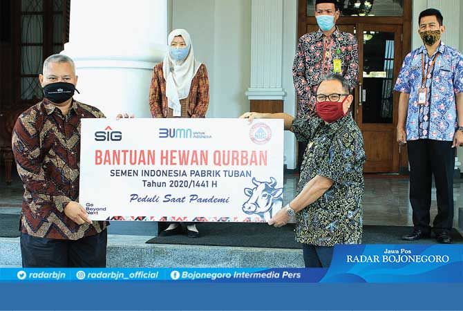 Peduli Pandemi, SIG Pabrik Tuban Bagikan 31 Hewan Kurban