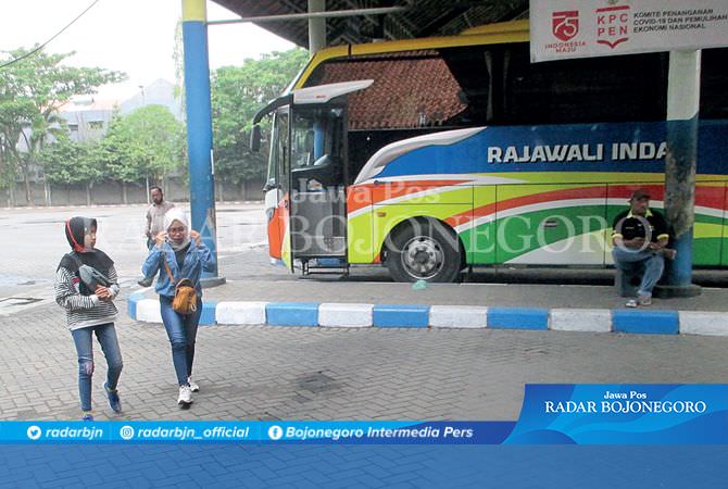 Masih Sepi Penumpang, Sopir Bus: Saat ini Benar-Benar Berat