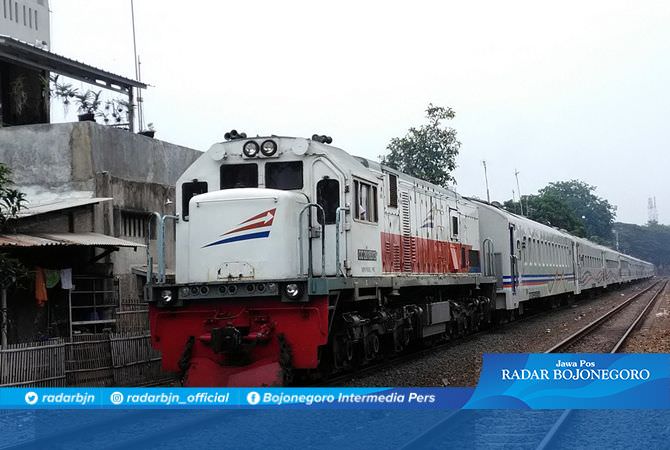 Remaja Perempuan Tewas Tertabrak Kereta Api