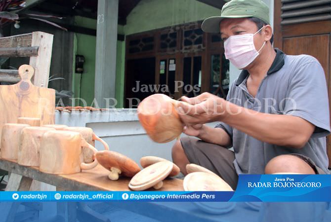 Membuat Kerajinan Perabotan Rumah Tangga Berbahan Kayu secara Manual