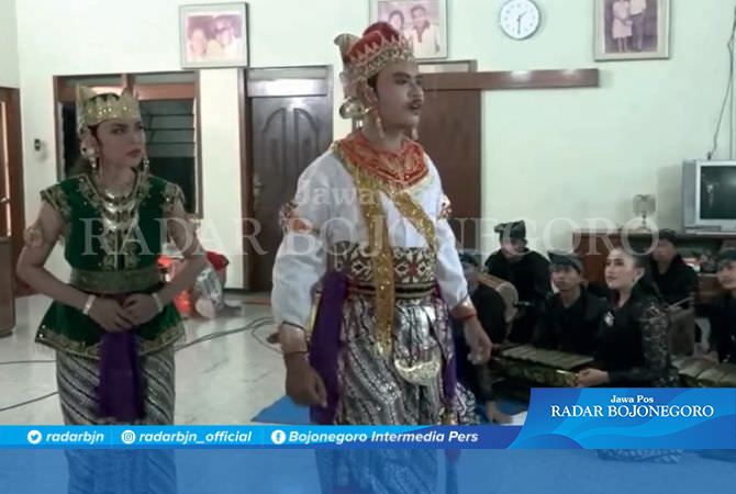 Melihat Pentas Sandur Rumah, tanpa Penonton dan Kalongking