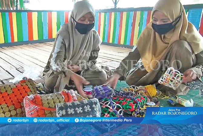 Mengolah Sampah Plastik Laut Pantura Menjadi Kerajinan Bernilai Jual