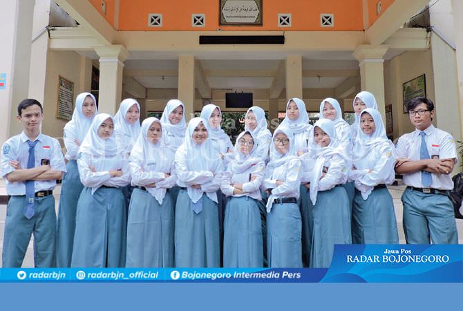 Siswa Siswi SMAN 1 Tuban Berhasil Ciptakan Pembersih Noda Portabel