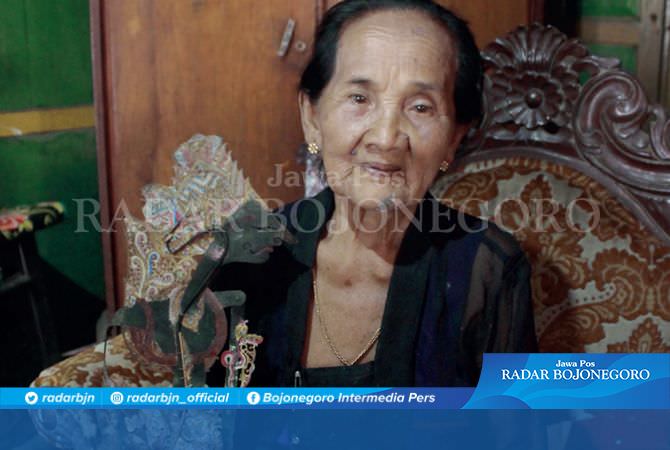Sosok Ibu Hebat Dalang Wayang Ruwat, Usia 124 Tahun Tetap Mendalang
