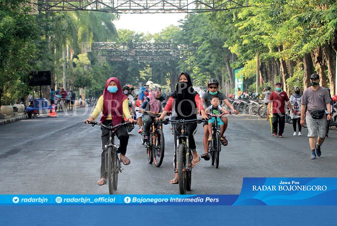 Tak Ada PKL, Sedikit Warga yang Jogging