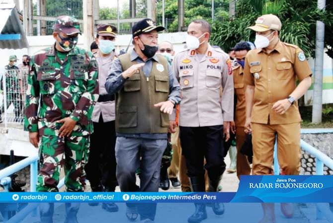 Bersihkan Eceng Gondok, Pemkab Lamongan Kerahkan Backhoe Amphibi
