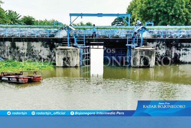 Pintu Air Kuro Dibuka, Percepat Pembuangan Banjir di Bengawan Jero