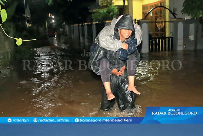 Tiga Desa Masih Terendam, Ular Piton Ditemukan di Kalianyar