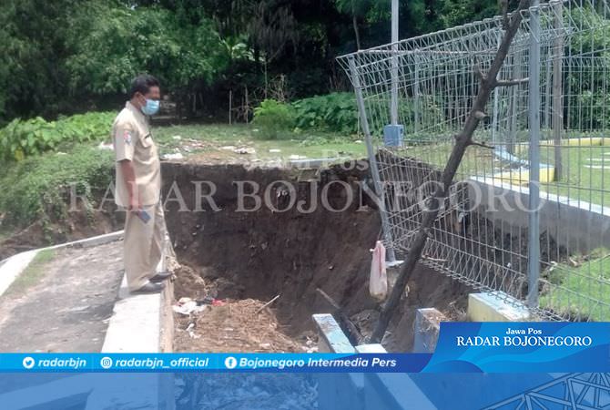 Timur Jembatan Padangan-Kasiman Longsor 15 Meter