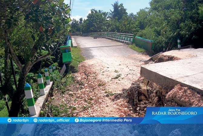 Ditutup Total, Sayap Jembatan Ambles 1,5 Meter