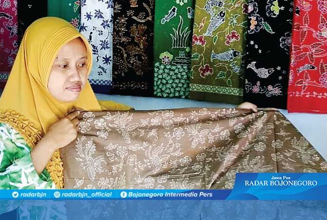 Manfaatkan Kulit Pohon Mahoni dan Daun Sawo untuk Warna Rendaman Batik