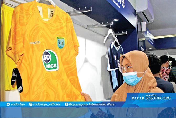 Bupati Imbau ASN Pakai Jersey Persela, Omzet Persela Store Terdongkrak