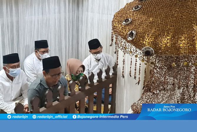 Gus Menteri Bersama Istri Ziarah Wali