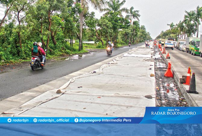 Pengecoran Jalan Nasional Lamongan Tinggal Satu Lajur