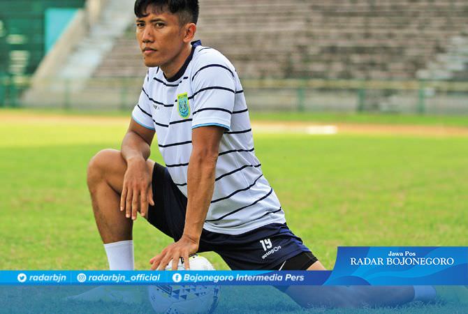 Ahmad Bustomi, Gelandang Berpengalaman di Persela