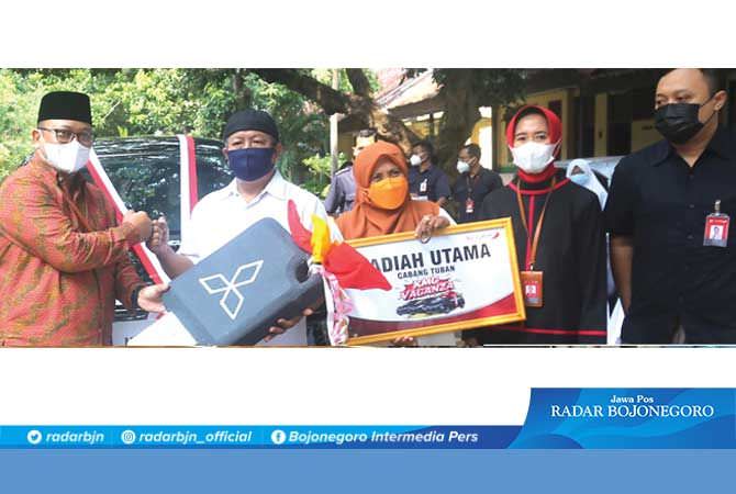 GURU BAHASA INDONESIA DAPAT HADIAH MOBIL XPANDER DARI BANK JATIM
