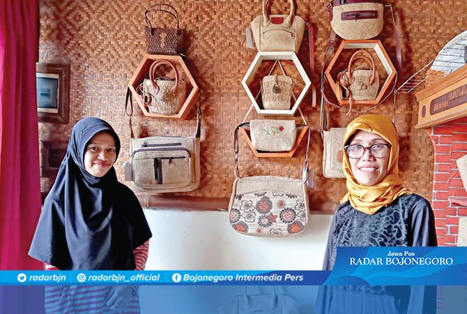 Menilik Kerajinan Tas Karung Goni Lamongan