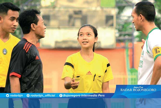 Bella Silvita Putri, Wasit Perempuan Berlisensi