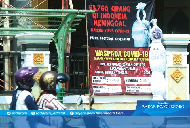 Ingatkan Bahaya Covid, Pasang Boneka Pocong di Pinggir Jalan