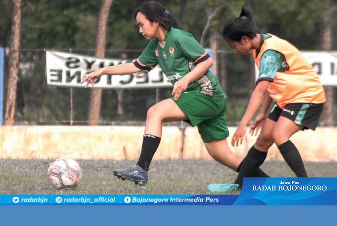 Enya Ebiarta Ariani, Pemain Futsal dan Sepak Bola Putri