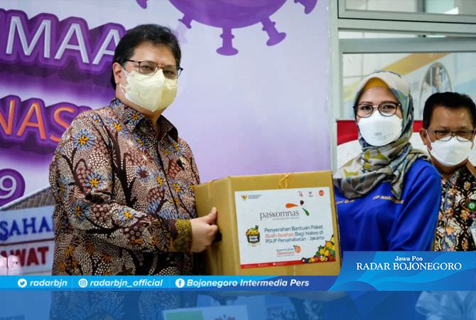 Menko Airlangga Ajak Berbagi Buah Untuk Tingkatkan Imunitas