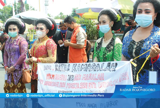 Sambil Sujud, Seniman: Kami Lapar!