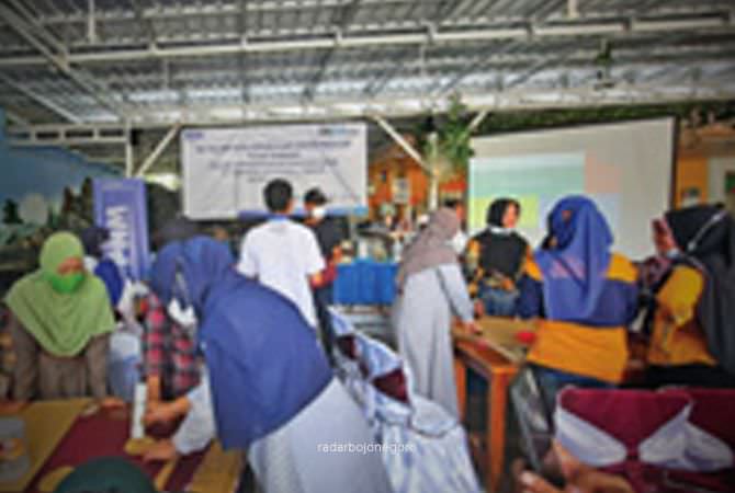 Latih Pengrajin Tikar Pandan