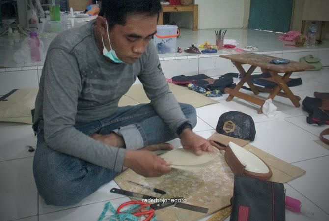 Ajak Produsen Tas Hindari Memakai Kulit Hewan Reptil